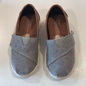 NWOT GRAY TOMS size 7